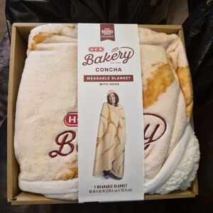 H-E-B Bakery Wearable Concha Blanket with Hood - SOOOO WARM AND COMFY ❤️